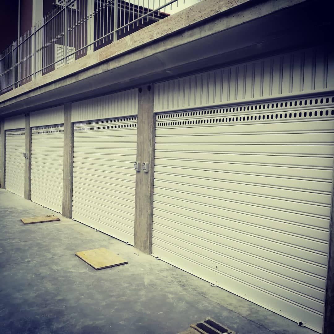 Tre serrande metalliche installate