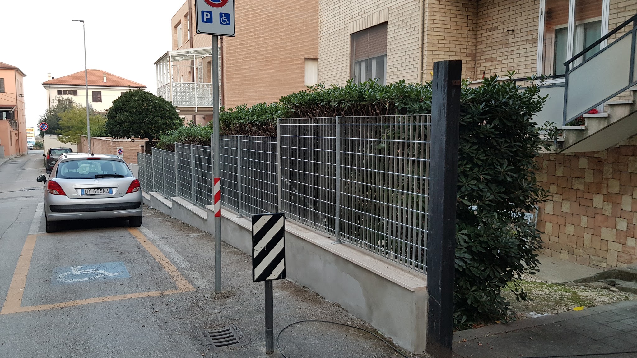 Recinzione metallica installata lungo una strada