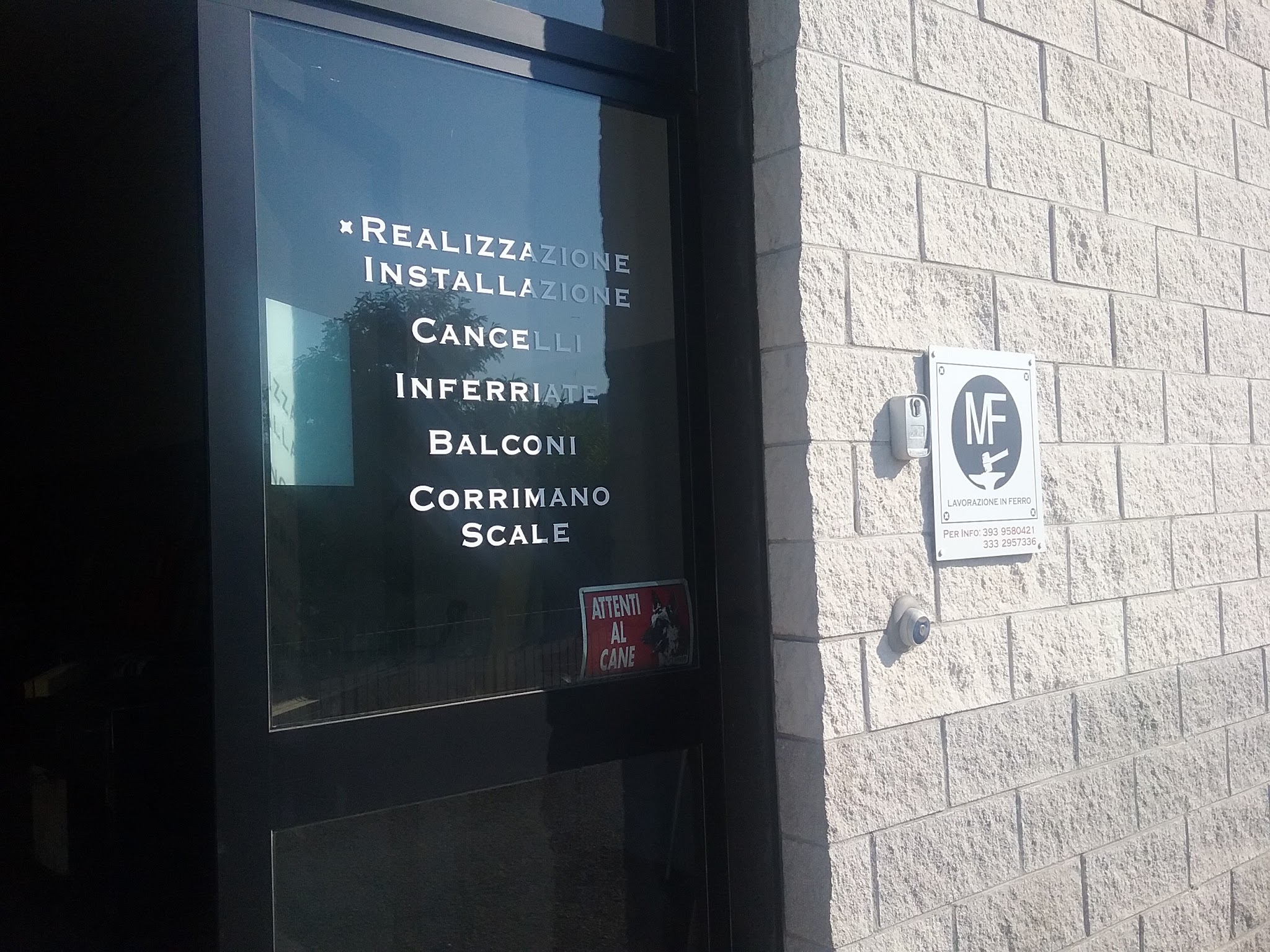 Ingresso dell'officina MF con insegna dei servizi